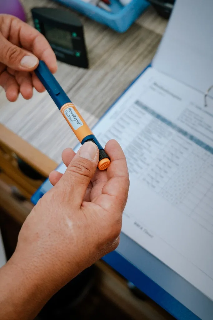 Pflegekraft von Bavaria Vitalpflegedienst bereitet eine Insulin-Injektion als Behandlungspflege bei einem Patienten in München vor
