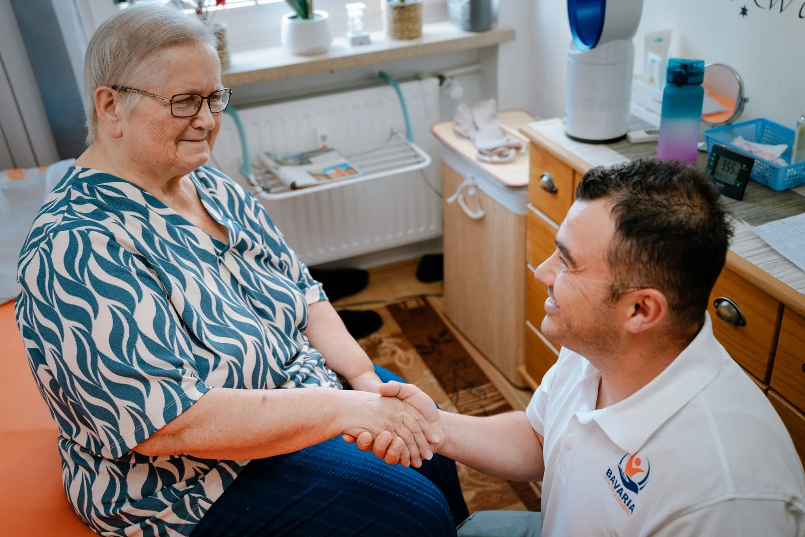 Kostenloses Erstgespräch: Pflegekraft von Bavaria Vitalpflegedienst berät eine Seniorin zu Hause