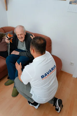 Hilfe beim Ankleiden durch eine Pflegekraft von Bavaria Vitalpflegedienst — wir versorgen Sendling in München
