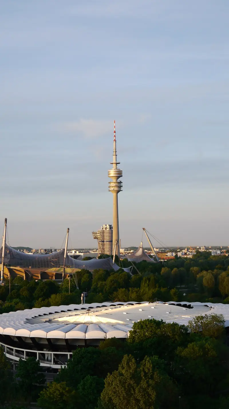 Olympiapark mit Olympiaturm und Olympiastadion in Milbertshofen-Am Hart München