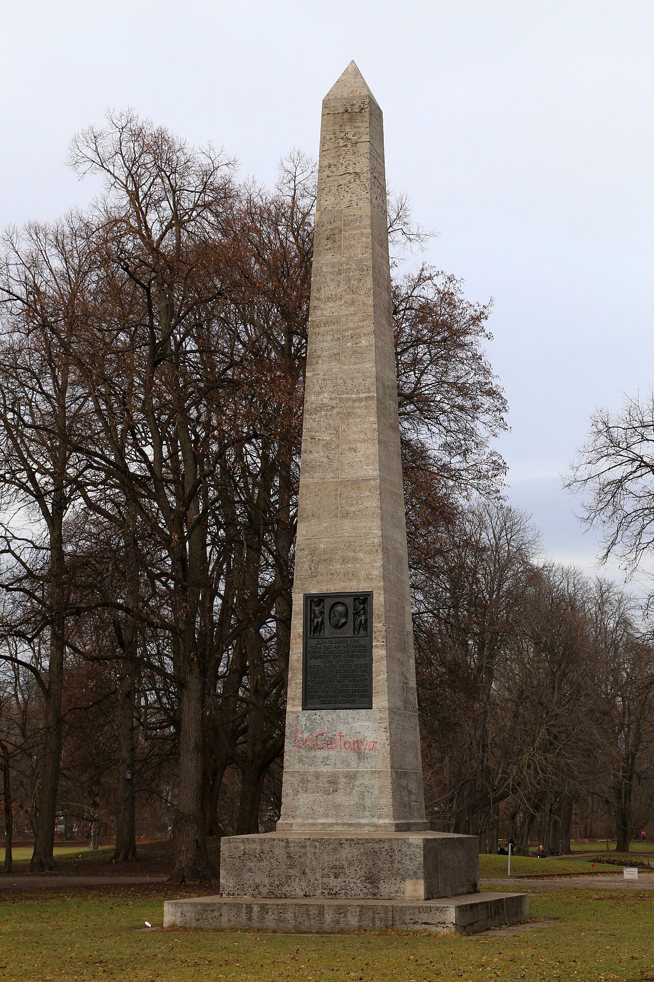 Luitpoldpark mit Obelisk in Schwabing-West München